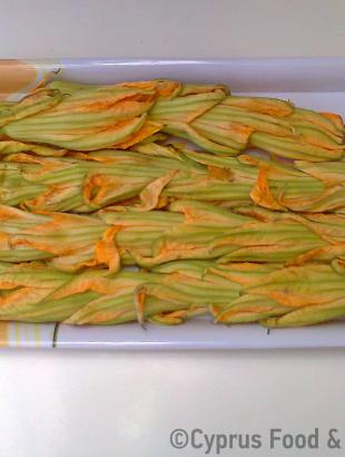 Ανθοί κολοκυθιάς σε δίσκο. &lt;br/&gt; Πηγή: Στάλω Λαζάρου.