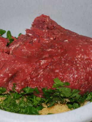 Κιμάς, ρύζι και μαϊντανός. Τα βασικά υλικά της γέμισης. &lt;br/&gt; Πηγή: Γ. Γρούτας.