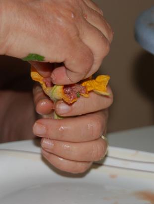 Γεμίζεται με το μείγμα της γέμισης. &lt;br/&gt; Πηγή: Γ. Γρούτας.