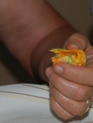 Αφού γεμίσει, κλείνει καλά στο πάνω μέρος του με τα διπλωμένα πέταλα. &lt;br/&gt; Πηγή: Γ. Γρούτας.