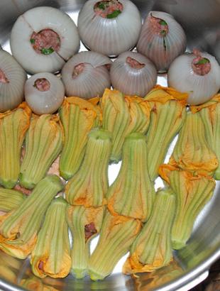 Οι γεμιστοί ανθοί τοποθετούνται στην κατσαρόλα, για να ψηθούν. &lt;br/&gt; Πηγή. Γ. Γρούτας.