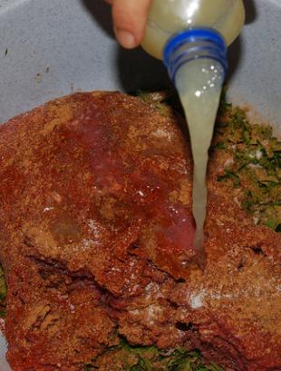 Τελευταίο προστίθεται το λεμόνι. &lt;br/&gt; Πηγή: Γ. Γρούτας.