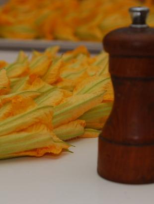 Ανθοί στην κουζίνα, έτοιμοι για γέμισμα. &lt;br/&gt; Πηγή: Γ. Γρούτας.