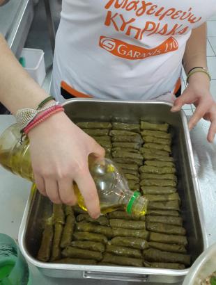 Πριν το ψήσιμο, στα κουπέπια προστίθεται ελαιόλαδο (Μαγειρεύω Κυπριακά 2015). &lt;br/&gt; Πηγή: Στάλω Λαζάρου.