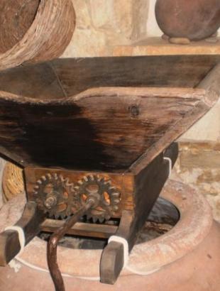 Νεότερου τύπου αλεστήρι σταφυλιών.