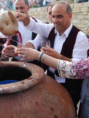 Πηγή: Ιστοσελίδα Facebook. Κρασί από πιθάρι. Σερβίρεται με την κολόκα, είδος αρυτήρα από κομμένο κολοκύθι.