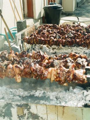 Σούβλες στα κάρβουνα. &lt;br/&gt; Άδεια δημοσίευσης: Υπουργείο Γεωργίας.