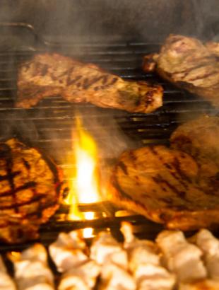 Μπριζόλες-επαγγελματικό ψήσιμο, 2014. &lt;br/&gt; Πηγή: Μαρία Γεωργίου.