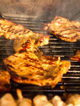 Μπριζόλες-επαγγελματικό ψήσιμο. 2014. &lt;br/&gt; Πηγή: Μαρία Γεωργίου.