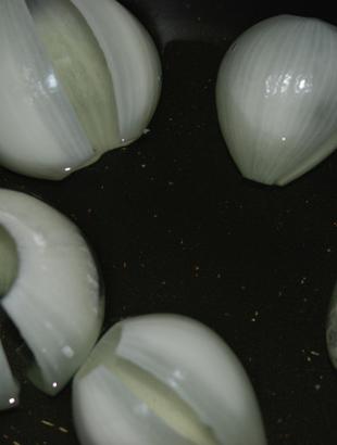 Τα φύλλα των κρεμμυδιών ανοίγονται, αφού πρώτα κοπούν κατακόρυφα στη μια πλευρά και βράσουν σε νερό. &lt;br/&gt; Πηγή: Γ. Γρούτας.