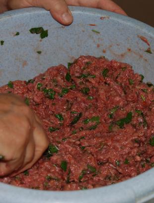 Το μείγμα της γέμισης για τα γεμιστά. Περιέχει κιμά και ρύζι. &lt;br/&gt; Πηγή: Γ. Γρούτας.