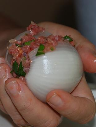 Το γέμισμα των κρεμμυδιών. &lt;br/&gt; Πηγή: Γ. Γρούτας.