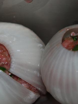 Κρεμμύδια γεμιστά, πριν από το ψήσιμο. &lt;br/&gt; Πηγή: Γ. Γρούτας.