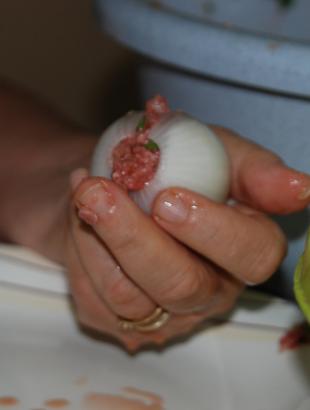 Το γεμιστό κρεμμύδι κλείνει καλά στα πλάγια. &lt;br/&gt; Πηγή: Γ. Γρούτας.