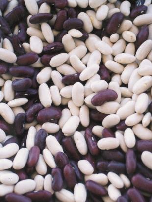 Κυπριακά φασόλια ξηρά, άσπρα και μαύρα.