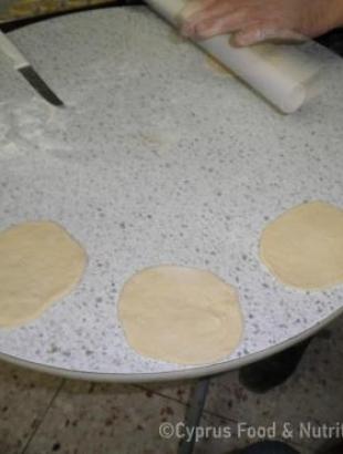 Ανοίγουμε φύλλο και πλάθουμε τις πίττες. &lt;br/&gt; Πηγή: Ζηνοβία Χαραλάμπους,