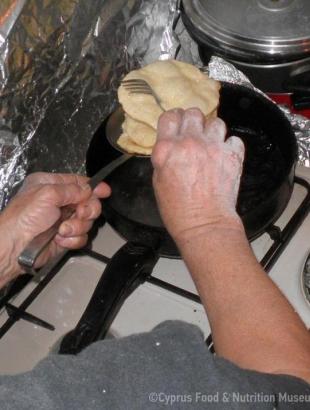 Τηγανίζουμε τις πίττες σε χοιρινό λίπος. &lt;br/&gt; Πηγή: Ζηνοβία Χαραλάμπους.