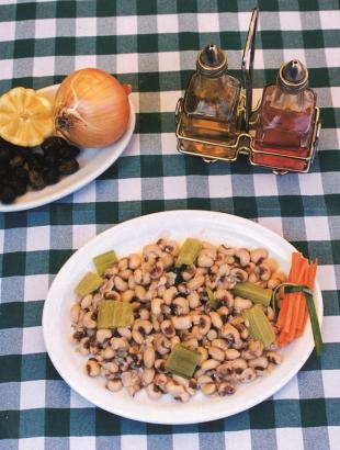 Τα λουβιά με λάχανα σερβίρονται με λάδι και λεμόνι και συνοδεύονται με ελιές και κρεμμύδι.