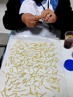 Πλάσιμο μακαρονιών.