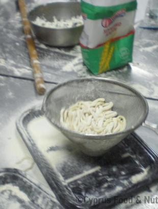 Μακαρόνια χεριού, στάδιο παρασκευής 2. Λευκωσία 29/1/2014.