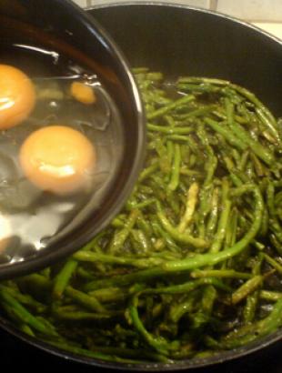 Στην συνέχεια προσθέτουμε τα αυγά  και τα αφήνουμε να ψηθούν λίγο.http://asteromases.com/archives/3992