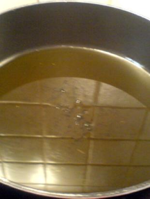 Σ’ ένα μεγάλο αντικολητικό τηγάνι ρίχνουμε λίγο ελαιόλαδο.http://asteromases.com/archives/3992