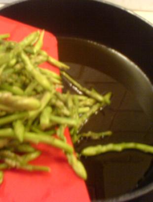 Προσθέτουμε τα αγρέλια και αφήνουμε να τηγανιστούν.http://asteromases.com/archives/3992