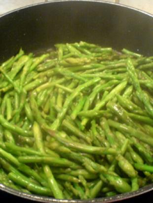 Τα αγρέλια , δεν θέλουμε να τηγανιστούν πολύ απλά να μαλακώσουν.http://asteromases.com/archives/3992