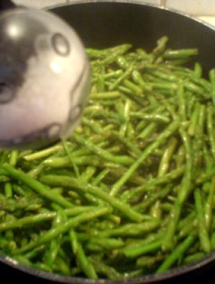 Προσθέτουμε φρεσκοτριμμένο θαλασσινό αλάτι και πιπέρι.http://asteromases.com/archives/3992