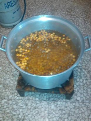 Βράσιμο των μοσφίλων. 23/10/2013, Τερσεφάνου, Λάρνακα. Εκτέλεση Ελπινίκη Χατζησυμεού. &lt;br/&gt; Πηγή: Θέκλα Καλλή.