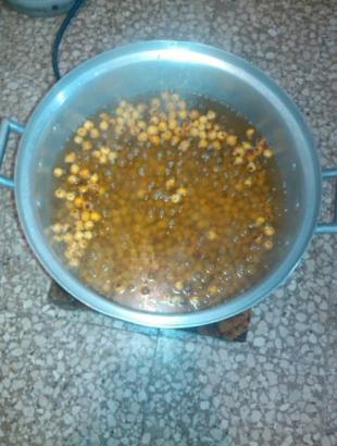 Βράσιμο των μοσφίλων. 23/10/2013, Τερσεφάνου, Λάρνακα. Εκτέλεση Ελπινίκη Χατζησυμεού. &lt;br/&gt; Πηγή: Θέκλα Καλλή.