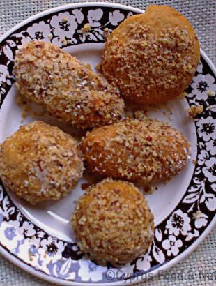 Μελομακάρονα, σερβιρισμένα σε πιάτο.