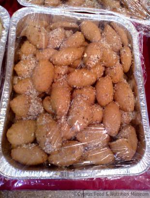 Μελομακάρονα τοποθετημένα σε μεταλλικό σινί.