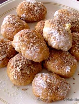 Μελομακάρονα, σερβιρισμένα σε πιάτο.