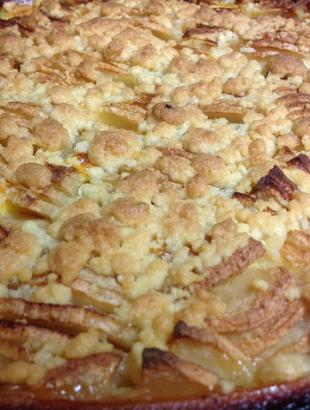 Μηλόπιττα με τριμμένη ζύμη από πάνω.