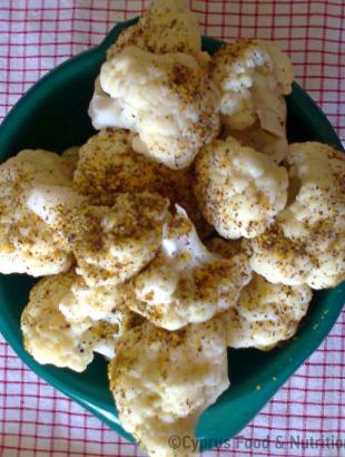 Μούγκρα. Το κουνουπίδι είναι πασπαλισμένο με σινάπι (σπόρους μουστάρδας). &lt;br/&gt; Πηγή: Στάλω Λαζάρου.