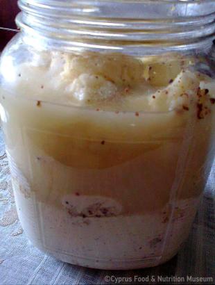 Μούγκρα. Το κουνουπίδι και ο πολτός προζυμιού τοποθετούνται σε σκεύος με ανοιχτό στόμιο και κάλυμμα. &lt;br/&gt; Πηγή: Στάλω Λαζάρου.