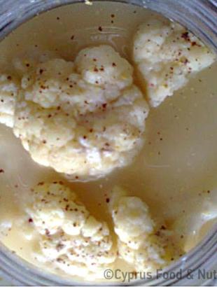 Μούγκρα. Το κουνουπίδι και ο πολτός προζυμιού τοποθετούνται σε σκεύος με ανοιχτό στόμιο και κάλυμμα. &lt;br/&gt; Πηγή: Στάλω Λαζάρου.