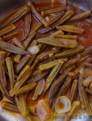 Μπάμιες γιαχνί. &lt;br/&gt; Πηγή: Στάλω Λαζάρου.