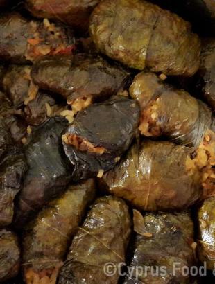 Κουπέπια με κληματόφυλλα. Τοποθετούνται στην κατσαρόλα πάνω από το μπιζέλι, κατά το ψήσιμο. &lt;br/&gt; Πηγή: Στάλω Λαζάρου.