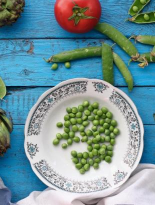 Άνοιξη στην Κύπρο σημαίνει φρέσκα μπιζέλια με αγκινάρες από το χωριό της μητέρας μου για να φτιάξω αγκινάρες με μπιζέλια σε σάλτσα ντομάτας. 2014. &lt;br/&gt; Πηγή: Christina Loucas.