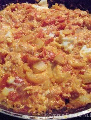 Ντομάτες με αυγά. Τα υλικά ψήνονται μαζί στο τηγάνι. &lt;br/&gt; Πηγή: Στάλω Λαζάρου.