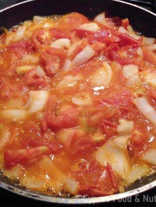 Ντομάτες με αυγά. Πρώτες τηγανίζονται οι ντομάτες. &lt;br/&gt; Πηγή: Στάλω Λαζάρου.