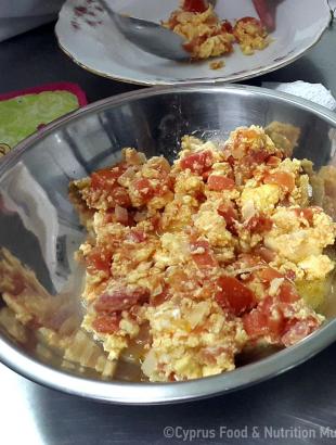 Ντοματες με αυγά. Σερβίρισμα (Μαγειρεύω Κυπριακά 2015). &lt;br/&gt; Πηγή: Στάλω Λαζάρου.