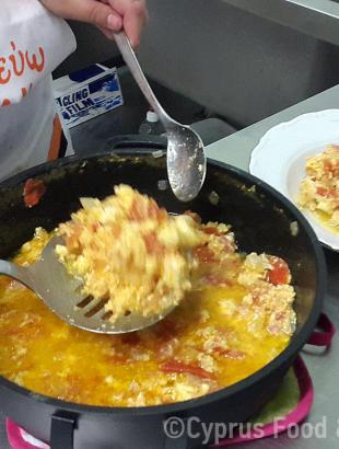 Ντομάτες με αυγά, από το τηγάνι στο πιάτο (Μαγειρεύω Κυπριακά 2015). &lt;br/&gt; Πηγή: Στάλω Λαζάρου.