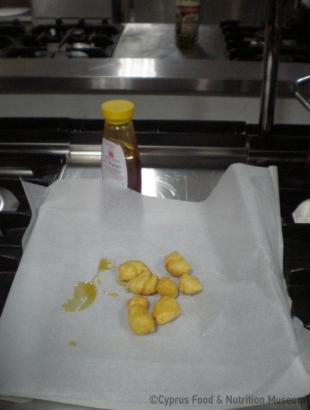 Ξεροτήανα ταραχτά με σταφιδάκια και μέλι, στάδιο παρασκευής 6, Λευκωσία 28/2/2014.&lt;br/&gt; Πηγή: Κατερίνα Λαζάρου.