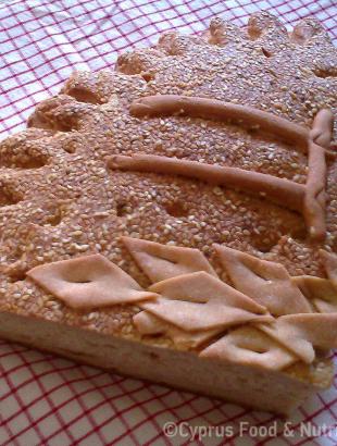 Κομμάτι παννυχίδας διακοσμημένης με ζυμαρένια πλουμιά.