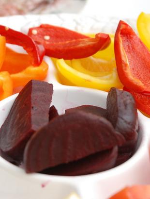 Παντζάρια με κομμένα λαχανικά σε πιατέλα.