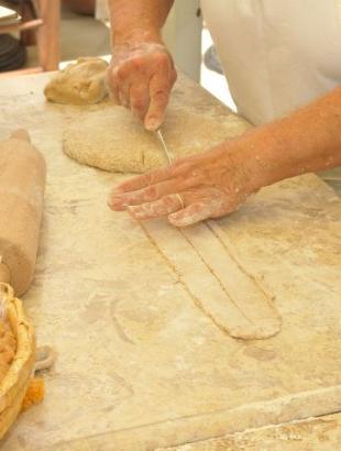 Παρασκευή παννυχίδων και άλλων ζυμωμάτων.