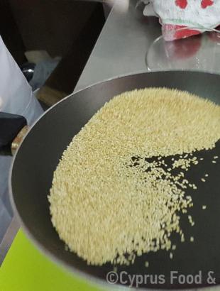 Παρασκευή παστελιού. Το σησάμι καβουρδίζεται στο φούρνο ή στο τηγάνι (Μαγειρεύω Κυπριακά 2015). &lt;br/&gt; Πηγή: Στάλω Λαζάρου.